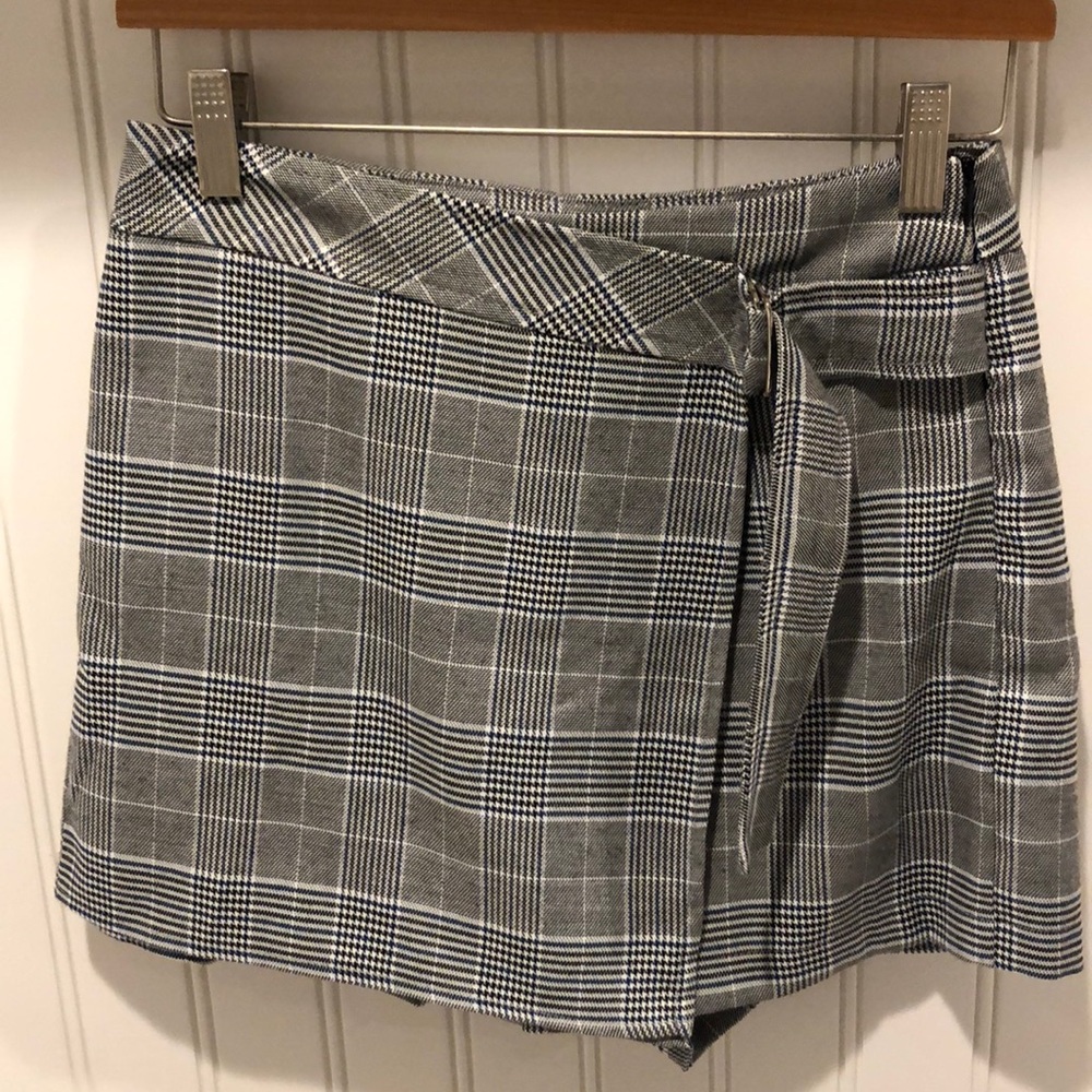 LF’s SEEK The Label houndstooth plaid gray skort!